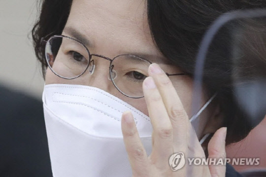 임혜숙 과기정통부 장관 후보자가 지난 4일 인사청문회에서 각종 의혹과 논란이 불거져 청문보고서 채택이 쉽지 않을 것으로 예상되고 있다.  <연합뉴스 제공>
